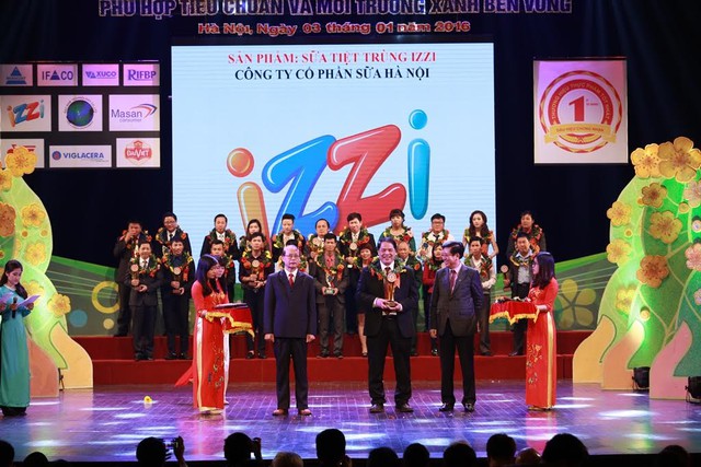 Ông Hà Quang Tuấn - Chủ tịch HĐQT Công ty CP Sữa Hà Nội (Hanoimilk) lên nhận giải thưởng Top 10 Thực phẩm Tốt nhất Việt Nam cho nhãn hàng sữa IZZI