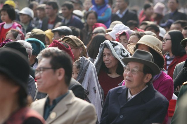 Bất chấp trời hanh nắng, hàng nghìn người dân vẫn kiên trì ngồi xem màn tái hiện lịch sử cách đây 227 năm của Hoàng đế Quang Trung - Nguyễn Huệ