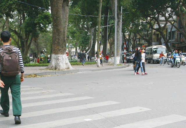 Vi phạm luật ngay trước cổng trụ sở Công an quận Hoàn Kiếm (phố Tràng Thi).