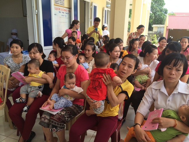 
Từ sáng sớm, rất đông các em nhỏ đã được đưa đến Trạm y tế xã để chờ tiêm chủng theo đúng lịch trình
