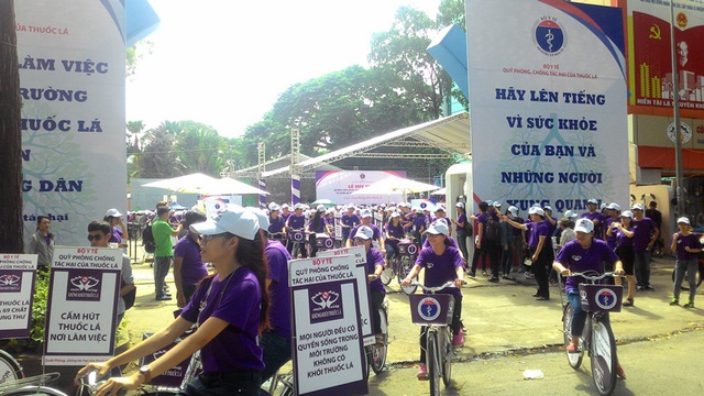 Các tình nguyện viên rời Nhà Văn hóa Thanh Niên trên xe đạp truyền thông...