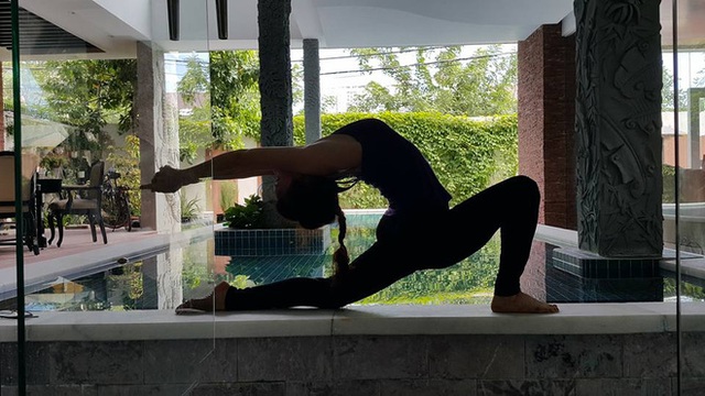 Mẹ Hồ Ngọc Hà cũng tranh thủ tập yoga và ngồi thiền ở đây.