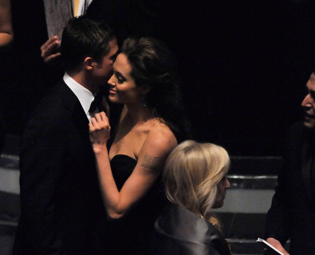 
Nữ diễn viên 40 tuổi khẳng định không hề có chuyện cô và Brad Pitt ly dị. Angelina Jolie thú nhận đôi lúc, cô và chồng cũng gặp phải một số trục trặc. Tuy nhiên, cô cho rằng hai người sẽ không thể cùng nhau thực hiện bộ phim By the sea nếu hôn nhân của họ trên bờ vực thẳm.
