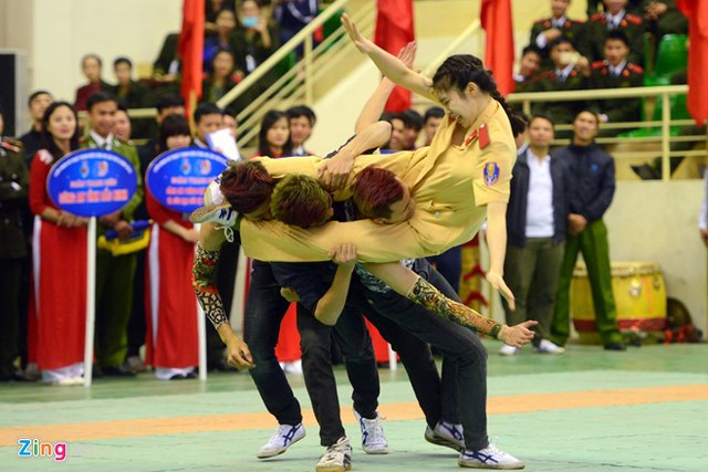 Màn biểu diễn cắt kéo, dùng chân kẹp cổ một lúc 3 đối thủ rồi quật ngã xuống sàn của Hoài Thương được khán giả tại hội trường hoan hô nhiệt liệt.