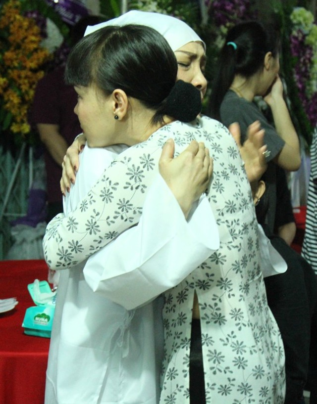 
Việt Hương đến viếng bố bạn thân ngay khi hoàn thành xong buổi quay một chương trình truyền hình. Nữ danh hài xúc động, ôm chầm lấy bạn.
