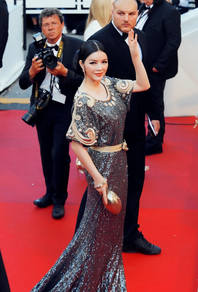 
Ở một khung ảnh, người đẹp Việt vẫy tay chào khán giả. Cô chia sẻ, vấn đề an ninh tại Cannes càng lúc càng được thắt chặt.
