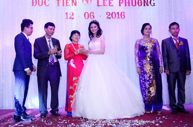 
Nữ người mẫu trưởng thành từ Vietnams Nex Top Model mời rượu bố mẹ chồng. Sau khi kết hôn, Lê Thị Phương sẽ về chung sống cùng gia đình chồng. Được sự ủng hộ của ông xã và bố mẹ chồng, chân dài tiếp tục theo đuổi đam mê nghề người mẫu.
