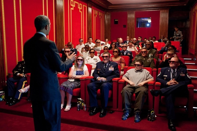 
Tổng thống Mỹ luôn hào hứng trải nghiệm công nghệ mới, như xem phim 3D tại rạp chiếu phim mini trong Nhà Trắng.
