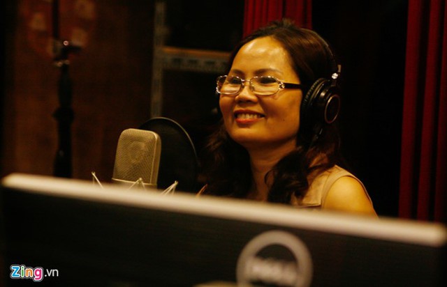 
Đạo diễn, NSƯT Việt Hương gặp khó khăn trong việc học lời và thuộc giai điệu ca khúc mới. Tuy nhiên, chị vẫn miệt mài tập trong lúc chờ đợi các nghệ sĩ khác quay.
