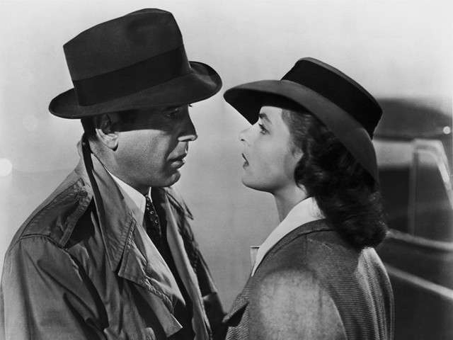 
Casablanca (1942): “Liệu có ai không thích Casablanca chứ?”, Tổng thống Mỹ Obama đã có lần trả lời như vậy. Ra đời năm 1942, đây là câu chuyện lãng mạn giữa một người Mỹ biệt xứ và người tình cũ tại đất nước Morocco trong bối cảnh thời kỳ Thế chiến thứ II. Casablanca từng thắng 3 giải Oscar, trong đó có hạng mục Phim truyện xuất sắc và là cột mốc đáng nhớ trong sự nghiệp tài tử Humphrey Bogart.
