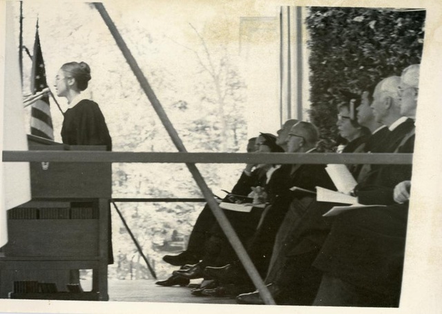 
Hình ảnh ứng viên Tổng thống Mỹ trong buổi phát bằng tốt nghiệp vào năm 1969.

