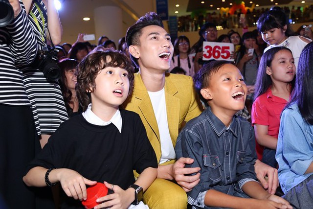 
12 thí sinh Vietnam Idol Kids cũng có ngày Quốc tế Thiếu Nhi 1/6 vui vẻ khi đến chung vui cùng giám khảo Isaac. Trong ảnh, Gia Khiêm và Hồ Văn Cường thích thú xem cá tiết mục biểu diễn.
