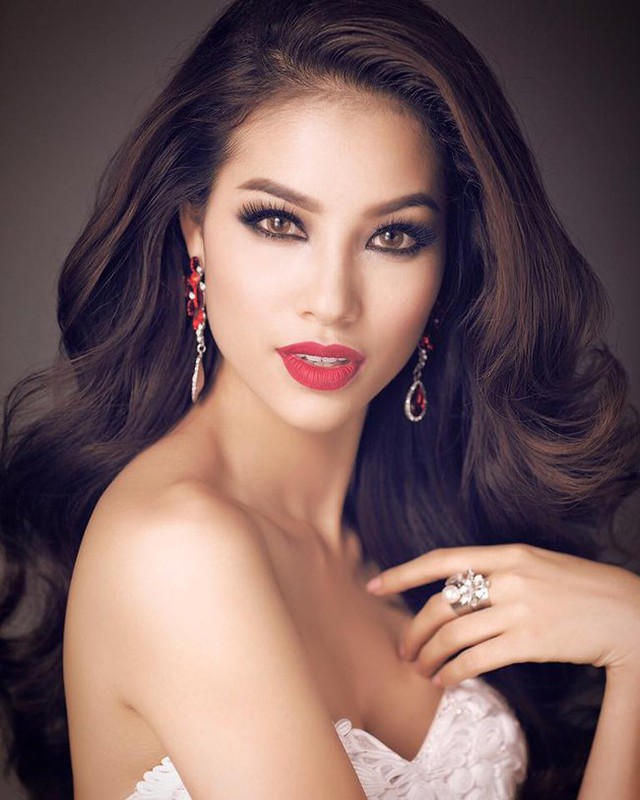 Khi đi thi Miss Universe 2015, Phạm Hương trông vô cùng quyến rũ và sắc sảo với cách trang điểm mang đậm chất Mỹ.