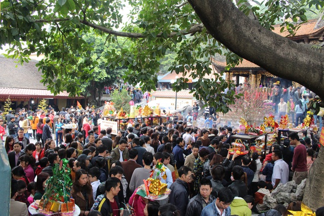 
Từ sáng sớm ngày 21/2( Tức ngày 14 âm lịch), nhiều người dân đã tìm đến đền bà Chúa Kho ở thành phố Bắc Ninh để làm lễ.
