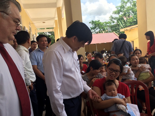 
GS.TS Nguyễn Thanh Long ân cần hỏi thăm sức khỏe của các em nhỏ đến tiêm chủng tại Trạm Y tế xã Quảng Bình
