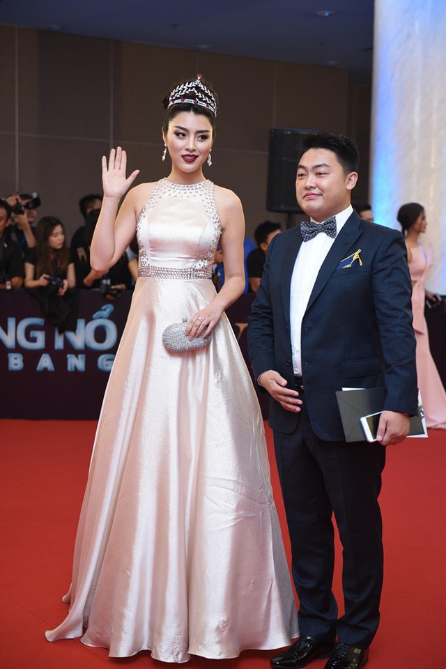 
Hoa hậu Thế giới Hàn Quốc 2015 - Wang Hyun cũng góp mặt tại sự kiện. Có đôi chút lạ lẫm nhưng người đẹp vẫn tự tin sải bước trên thảm đỏ.
