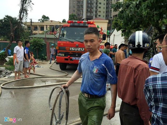 Một chiến sĩ công an phường Mễ Trì ám đầy khói, bụi sau nỗ lực dập lửa chờ cảnh sát PCCC.