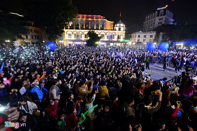 Trước cửa Nhà hát Lớn Hà Nội, chương trình biểu diễn ca nhạc chào năm mới diễn ra thu hút đông đảo khán giả. Ảnh: Lê Hiếu.