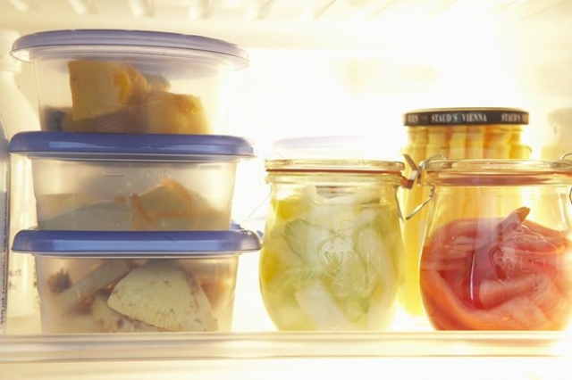 
Thủy tinh và sứ giúp cân bằng nhiệt độ trong tủ lạnh tốt hơn là các hộp đựng thức ăn bằng nhựa. (Ảnh minh họa)
