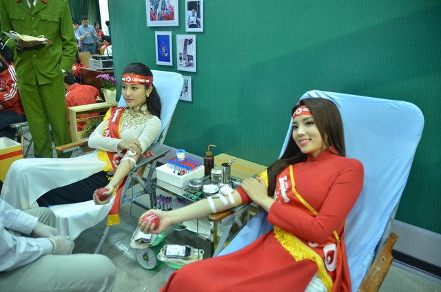 Hai người đẹp Kỳ Duyên và Huyền My cũng tham gia hiến máu cứu người.