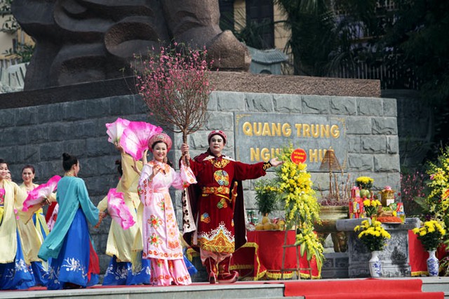 Hình ảnh hoàng đế Quang Trung - Nguyễn Huệ sau chiến thắng đã mang cành đào về tặng cho công chúa Ngọc Hân, gợi lại truyền thống hào hùng chống giặc ngoại xâm của cha ông.