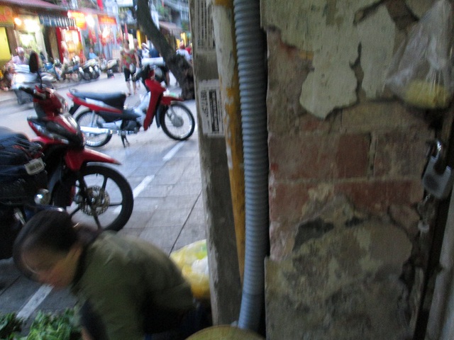 
Tường bong tróc - hình ảnh dễ thấy ở các khu nhà cũ ở phố cổ.

 

