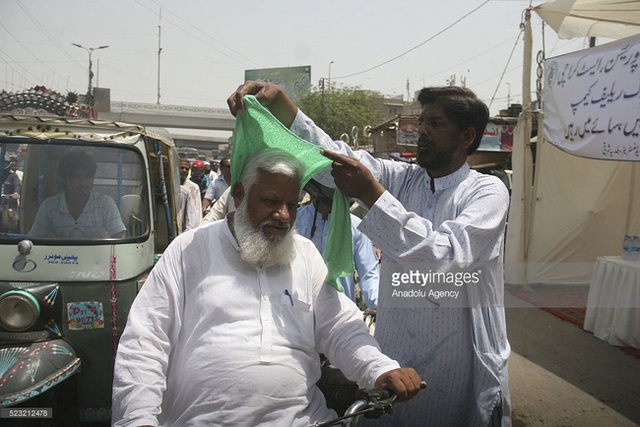 
Những hình ảnh đã quá quen thuộc vào những ngày nắng nóng ở Pakistan.
