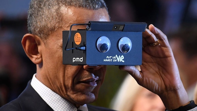 
Ngày 25/4/2016, Barack Obama tham quan triển lãm công nghệ tại Hannover (Đức). Ông đã dùng thử nhiều sản phẩm mới và đặc biệt thích thú với kính thực tế ảo VR (Virtual Reality) - một trong những xu hướng công nghệ gây chú ý nhất hiện nay.
