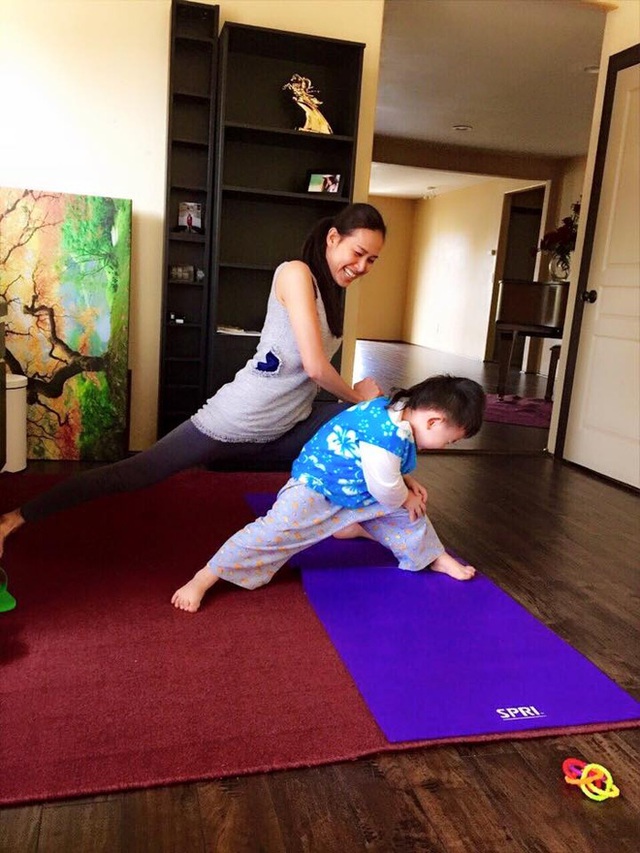 
Bạn gái Dương Mỹ Linh cùng con trai út tập Yoga.
