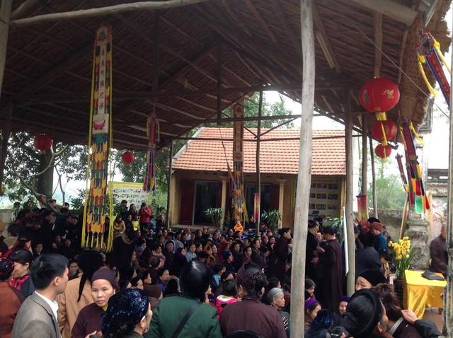 
Sân chùa chật kín vì số lượng khách quá đông.
