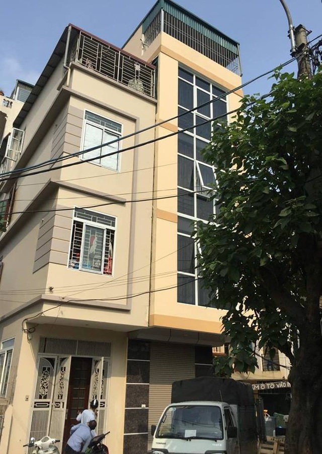 
Công trình xây dựng không phép tại ngõ 533, đường Nguyễn Tam Trinh, phường Hoàng Văn Thụ (ngôi nhà màu vàng bên phải)
