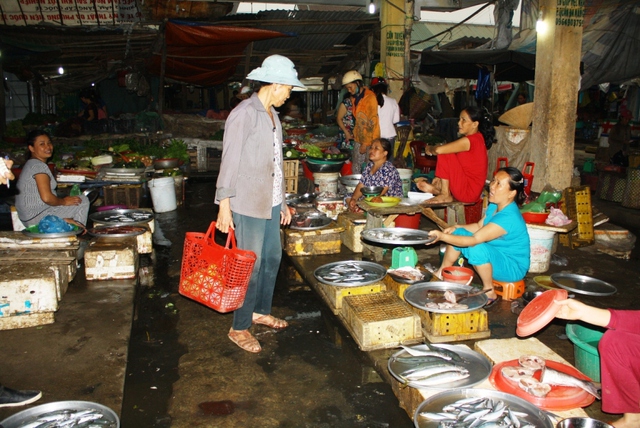 Khu vực bán cá tại các chợ trở nên vắng vẻ hơn sau khi có thông tin cá biển chết do bị nhiễm bẩn. Ảnh: Lê Chung