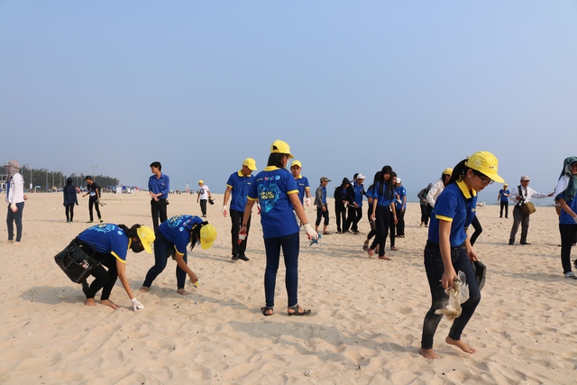 Dù những ngày qua trời rất nóng nhưng 4000 bạn trẻ thuộc 4 tỉnh miền Trung vẫn tích cực “đội nắng” làm sạch biển. Ảnh: Lê Chung