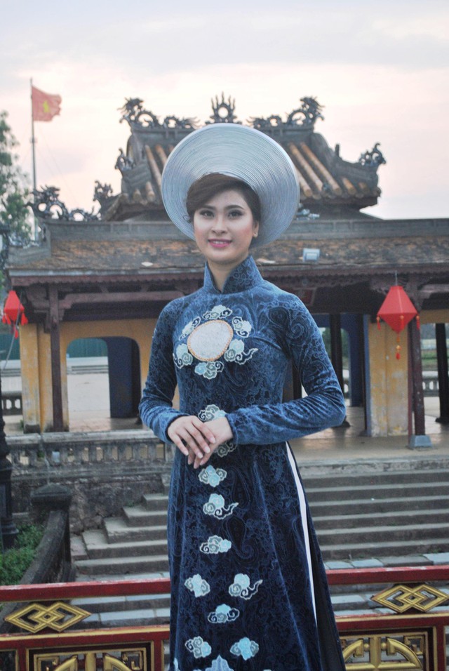
Người con gái Huế bây giờ cũng như nhiều nữ du khách đến Huế không chỉ yêu thích những tà áo dài với thiết kế truyền thống đơn giản mà còn “chuộng” những mẫu áo dài có họa tiết sáng tạo nhưng vẫn giữ được nét quyến rũ.
