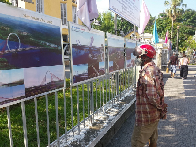Người dân TP Huế rất quan tâm đến chương trình triển lãm trưng bày phương án cầu vượt bắc qua sông Hương. Ảnh: L.Chung