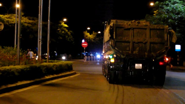 Xe tải khổ lớn chở đất không che phủ bạt nghênh ngang trên các tuyến đường đông người của TP Huế. Ảnh: Lê Chung