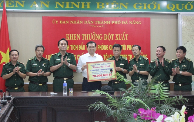 Chủ tịch UBND TP Đà Nẵng Huỳnh Đức Thơ thưởng nóng 20 triệu đồng cho lực lượng Biên phòng Đà Nẵng vào sáng 8/7. Ảnh: T.Hà