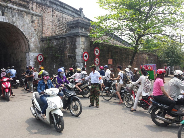 Nhờ hành động đẹp của những người lái xe thồ, đoạn đường qua cửa Đông Ba vào giờ cao điểm thông suốt hẳn. Ảnh: Lê Chung