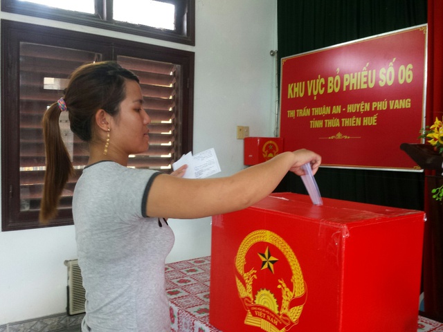 Người dân vùng biển tại thị trấn Thuận An phấn khời đi bầu cử. Ảnh: Lê Chung