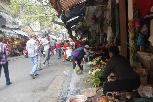 Chợ “cóc” mọc lên ngay tại vỉa hè phố Cầu Gỗ.