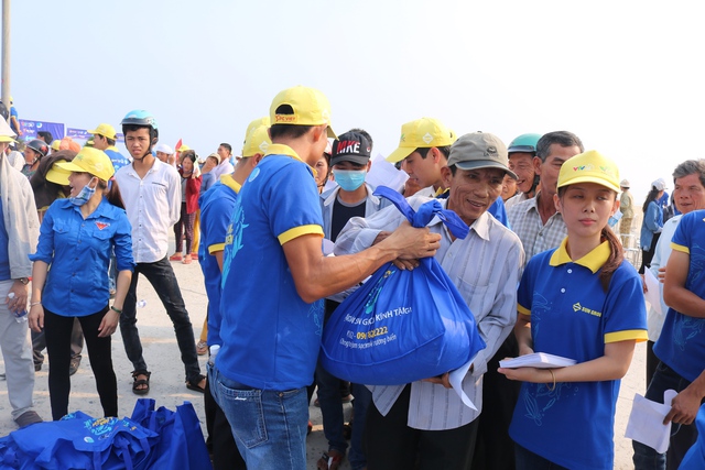 Ngư dân phấn khởi nhận quà hỗ trợ từ Chương trình “Hãy làm sạch biển”