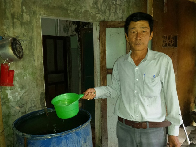 Dù đã lọc qua nhiều lần nhưng nước của gia đình ông Thân Hữu Toàn cũng như nhiều hộ khác vẫn không thể dùng trong việc ăn uống hàng ngày.