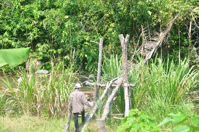 Một số cầu treo người dân tự làm đã hư hỏng, xuống cấp nghiêm trọng, nguy hiểm mỗi khi đi qua.