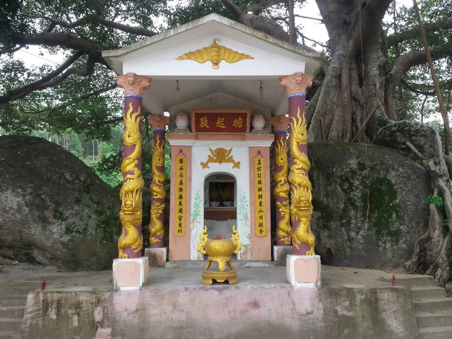 Dưới gốc cây đa hiện có miếu thờ Bà Thủy của ngư dân làng Đá Bạc góp công, góp của xây dựng cách đây 120 năm, để cầu cho mưa thuận gió hòa, được mùa tôm cá