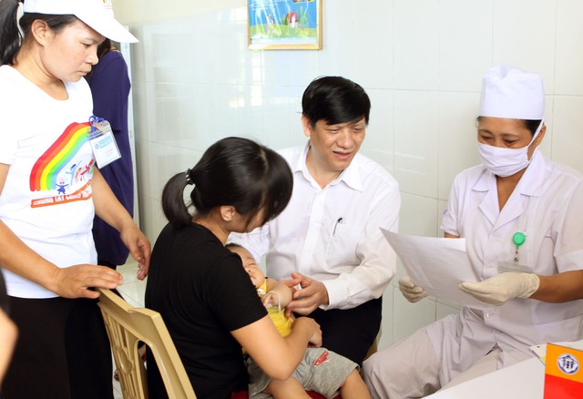 
GS.TS Nguyễn Thanh Long thăm buổi tiêm chủng tại Trạm Y tế xã Quảng Bình, huyện Quảng Xương, Thanh Hóa. Ảnh: Dương Ngọc
