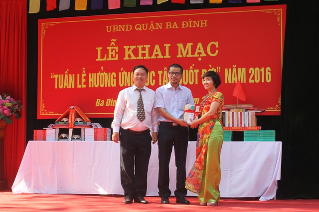
Ông Nguyễn Quang Thạch, người đã xây dựng phong trào “Sách hóa nông thôn tặng sách cho tủ sách của Trường THCS Ba Đình.
