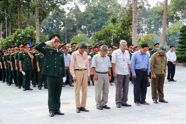 
Những cựu chiến binh tới thắp hương cho các đồng đội của mình đã mãi nằm lại ở chiến trường. Ảnh : Chí Thạch
