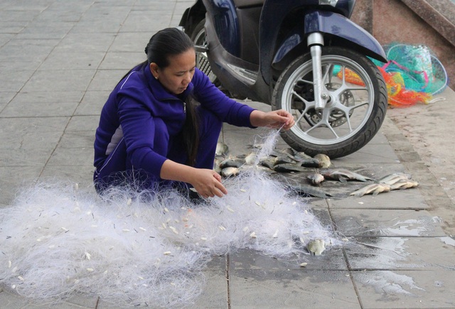 
Ngang nhiên ngồi gỡ lưới ở công viên.
