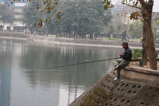 
Một người đang câu cá tại công viên Nghĩa Đô.
