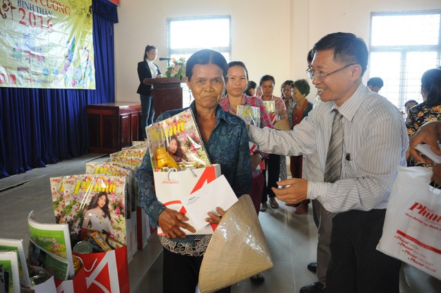 &Ocirc;ng Nguyễn Ngọc H&ugrave;ng - Cố vấn Chiến lược cao cấp C&ocirc;ng ty Ajinomoto Việt Nam tặng qu&agrave; cho đồng b&agrave;o ngh&egrave;o.